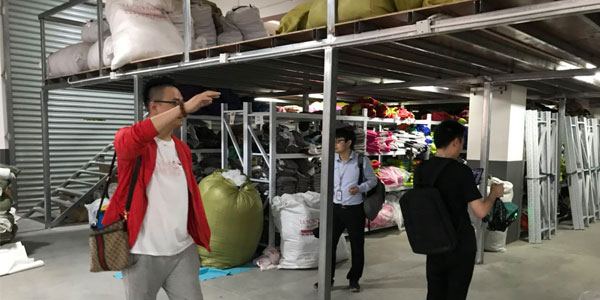 找懶人沙發(fā)廠家 吉利公司采購和風(fēng)控負(fù)責(zé)人來尚都家居實(shí)地考察