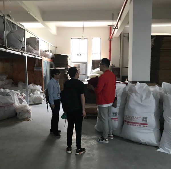 找懶人沙發(fā)廠家 吉利公司采購和風(fēng)控負責(zé)人來尚都家居實地考察