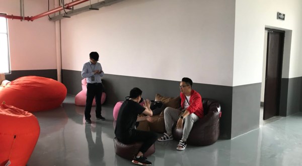 找懶人沙發(fā)廠家 吉利公司采購和風(fēng)控負責(zé)人來尚都家居實地考察