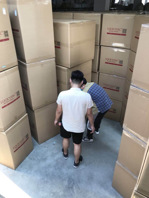 一箱箱一排排打包好的懶沙發(fā)準裝待發(fā)