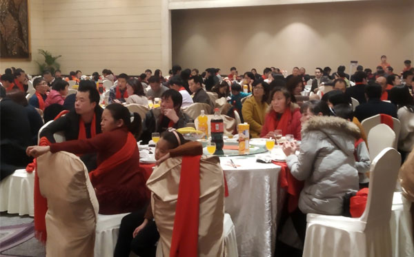 回望2018年，大家都在聆聽休閑家具廠鄭總講話。