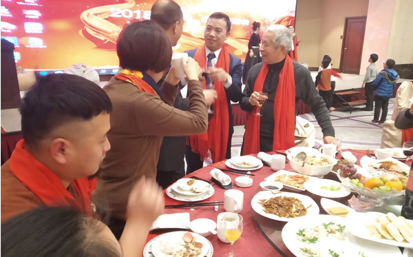 休閑家具廠尚都家居老板鄭總向特邀嘉賓碰杯敬酒。