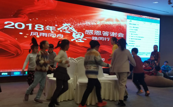 休閑家具廠親子小朋友參與游戲環(huán)節(jié)，大家爭先恐后。