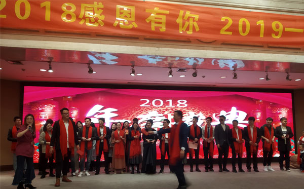 節(jié)目參演人員大合影，紅包再一波走起。